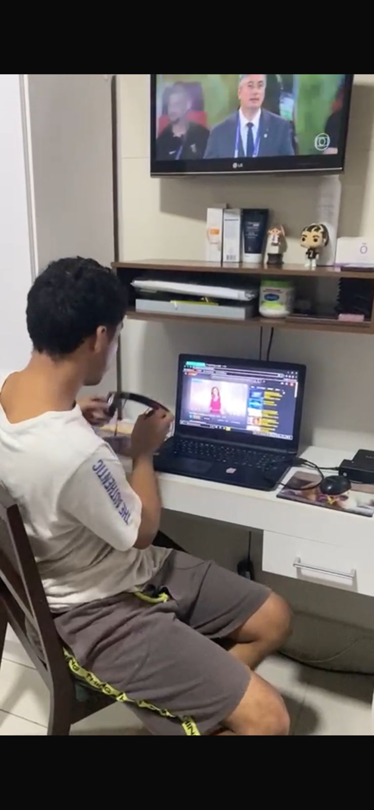 Quarto do Thiago antes do projeto: mobiliário improvisado, iluminação inadequada e excesso de estímulos visuais.